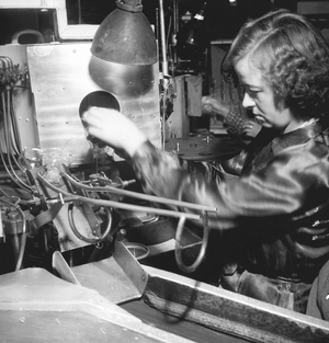 Oslo 19460126. Light bulb production at the Cooperative National Association's Factory …, 1946 (photo)