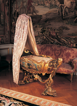 An Italian cradle in the First State Room at Blenheim Palace (photo)