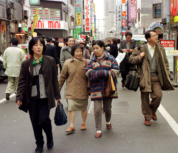 Pedestrians in a shopping street in Tokyo, 1999 (photo)
