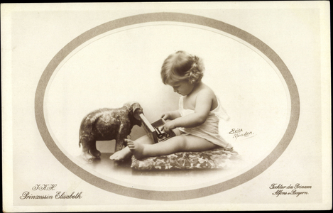 Ak I.K.H. Princess Elisabeth von Bayern Wittelsbach, Toy elephant (b/w photo)