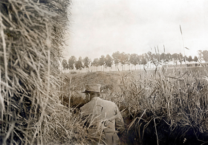French officer going on reconnaissance in the area of "Chemin des Dames ", Picardy, France, 1st world war