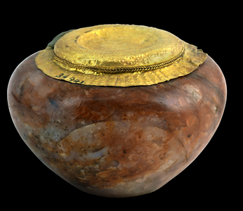 Sealed vase, from the Tomb of Khasekhem at Abydos, Early Dynastic Period (dolomite & gold)