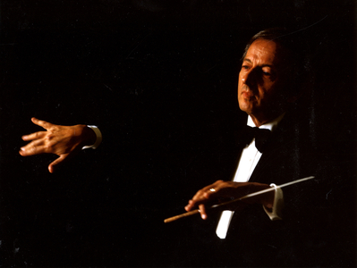 André Previn conducting with