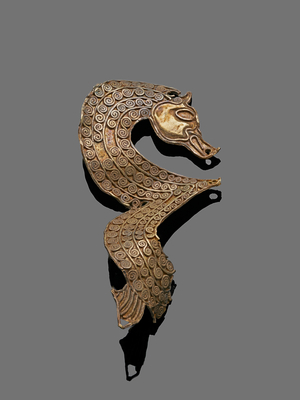 460 [K1497] Mount in gold of zoomorphic form (stylised horse) with filigree scrollwork (gold)