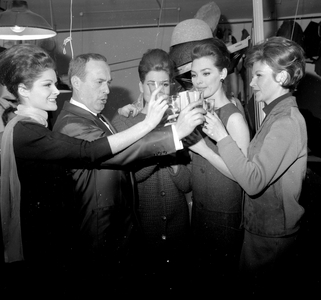 

Jacques Esterel et ses mannequins boivent au succès de la collection, 1963 (b/w photo)