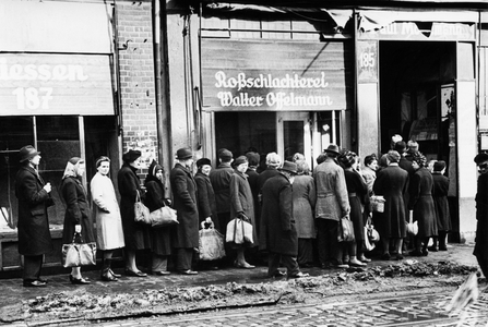 Queuing for food, 1947 (photo)