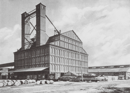 Philadelphia: Pennsylvania Railroad Grain Elevator (b/w photo)