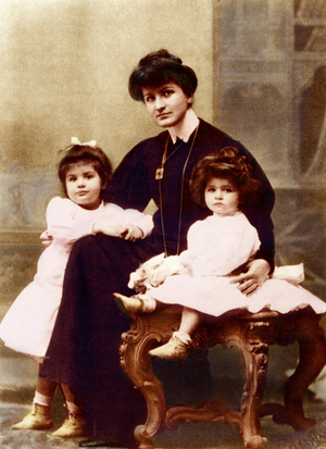 Alma Mahler (1879-1964) and her two daughters Maria and Anna, c.1906-07 (photo)