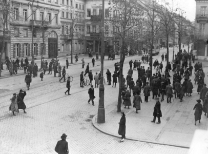 Crowd in front of the headquarters of the separatists in Aachen, 1923 (b/w photo)