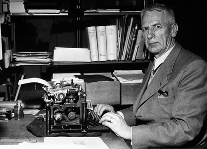 1955. Lars Reinton by the typewriter …,1955 (photo)