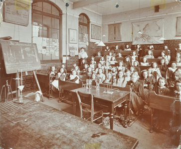 Brandlehow Road School: science demonstration room, 1908 (b/w photo)