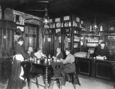 Guest room of the Nuernberger Bratwurst Gloeckl am Dom in Munich, 1930 (b/w photo)
