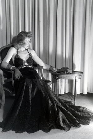 A model trying a dress of fashion designer Hilda Romatzki, Germany ca.1939 (b/w photo)