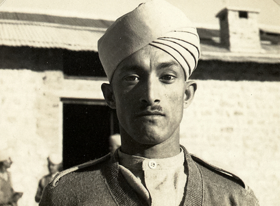 Member of an Indian Army Vickers machine gun section, 1940 circa (b/w photo)