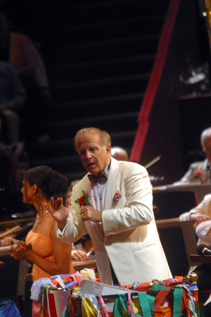 Leonard Slatkin conducting the