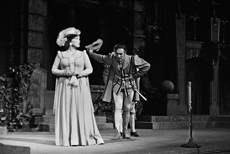 Don Giovanni : Elisabeth Schwarzkopf and Cesare Siepi as Donna Elvira and Don Giovanni ..., 1955 (photo)