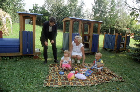 Family Minister Claudia Nolte (L, Germany CDU). Visit to a school rural home in Zeulenroda..., 1997 (photo)