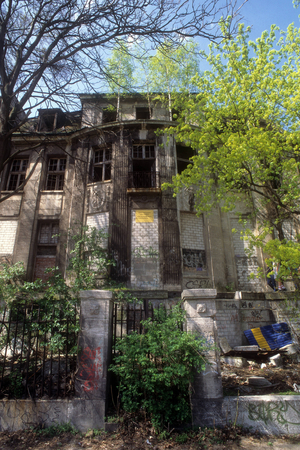 Society, Inner-city wasteland in the embassy quarter of Berlin 1995. Wasteland house building deteriorating ..., 1995 (photo)