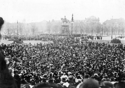 Demonstration of the Christian People's Party in front of the Berlin Cathedral, 1919 (b/w photo)