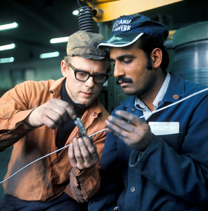 Oslo 1976-02-05:  Foreign worker in work at Elkem-Spigerverket AS, February 5, 1976 …, 1976 (photo)