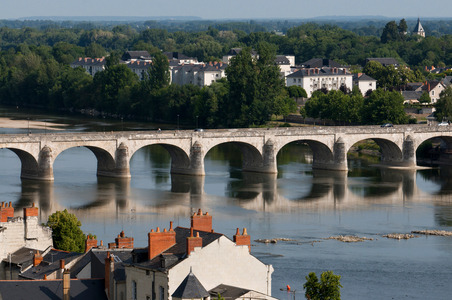 Loire river and Cessart bridge at Saumur, commune in the Maine-et-Loire department, Pays de la Loire region in western France (photo)