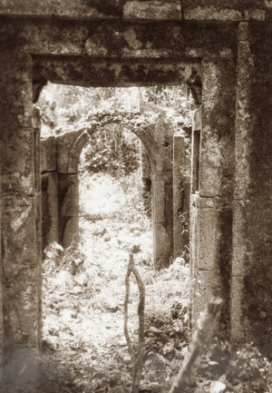 Doorway at the ruins of Gedi, 1933 (b/w photo) [1995/076/1/1/13/19]