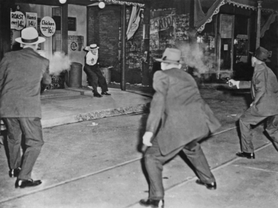 3 FBI special agents cooperated with Warner Bros to reenact this gun battle with an actor protraying the notorious american ex gangster John Dillinger (the criminal was finally cornered in july 1934) photo NARA