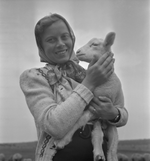 Woman with lamb (photo)