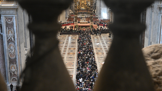 A very long line in St. Peter's Basilica for the last farewell to Pope Francis, Vatican City 25 April 2025 (photo)