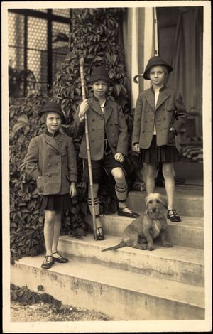Foto  Prinz Jean, Elizabeth, Marie Adelaide, Wanderstock, Hund