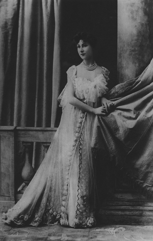 Liane de Pougy (b/w photo)