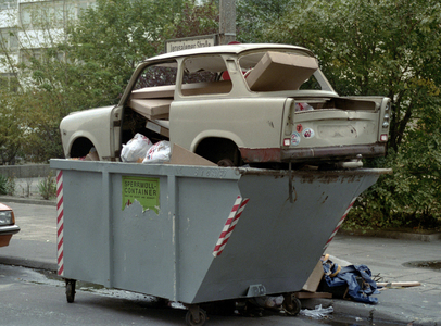 Berlin, Trabi in the garbage 1990 (photo)