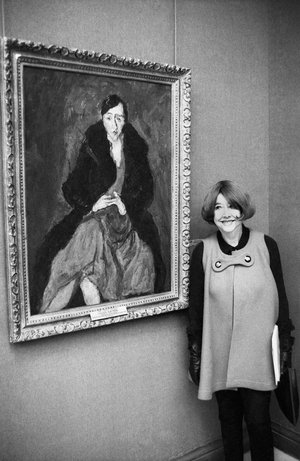 Madeleine Castaing with her portrait by Soutine, Orangerie museum, 1973 (photo)
