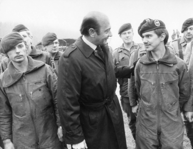 Manfred Woerner in conversation with soldiers, 1982 (photo)