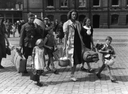 World War II: Escape to the country (b/w photo)