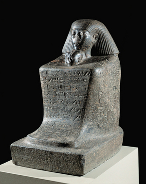 Senmut holding the crownprincess Nefru-Re …