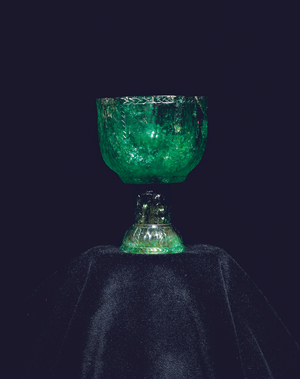 Mughal wine cup, period of Jahangir, 1605-27 (emerald, gold & enamel) (see also 779491, 779483-4)