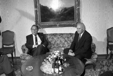Foreign Minister Hans Dietrich Genscher (left, Germany FDP) and President Frederik Willem de Klerk (South Africa) in Bonn..., 1990 (photo)