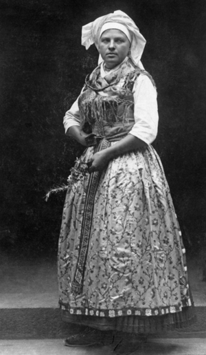 Woman in Upper Franconian traditional costume, 1904 (b/w photo)