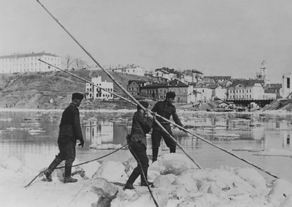 Icefall on the Dnieper, 1942 (b/w photo)