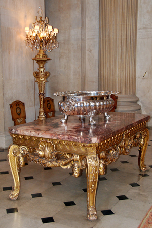 Half table in the Great Hall, Blenheim Palace (photo)