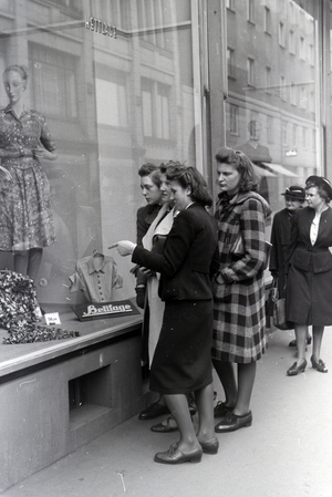 World champion Anni Kapell going shopping with friends in Düsseldorf, Germany 1941 (b/w photo)