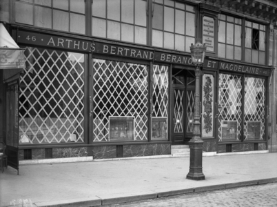 Protective paper stuck on Arthus-Bertrand window shop , Place Saint-Germain-des-Pres, Paris, 1918 (b/w photo) 