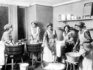 Service personnel during the laundry, 1911 (b/w photo)