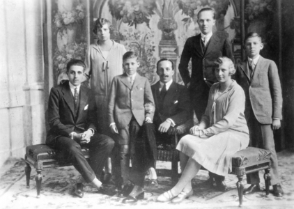 King Alfonso XIII and his wife Victoria Eugenie with their children (b/w photo)