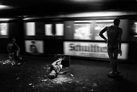 Figures, S-Bahn station Oranienburger Strasse, 1990 (photo)