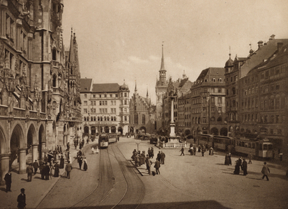 Munchen / Munich: Marienplatz (b/w photo)