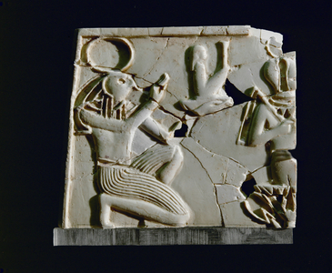 Kneeling falcon (ivory)