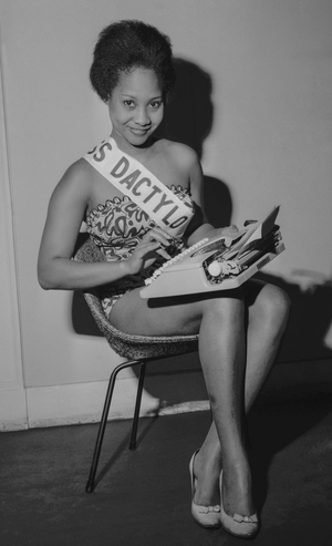 Miss Dactylo 1960 : Miss Simone Simion, Paris, October 16, 1960 (b/w photo)
