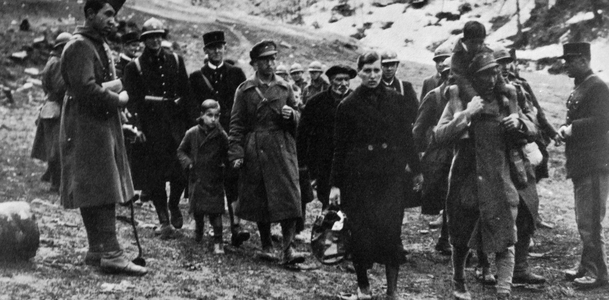 Spanish refugees arrive in France